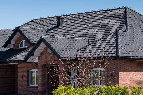 Dachówki cementowe – trwałe i estetyczne pokrycie dachu