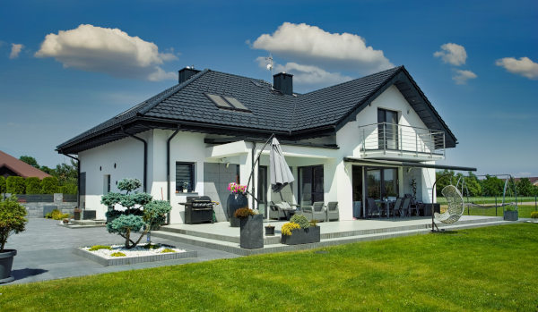 Dachówka ceramiczna – trwały i energooszczędny materiał na dach