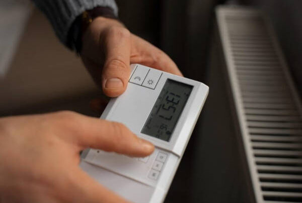 Jak oszczędzać ciepło w domu zimą? Poznaj sprawdzone sposoby